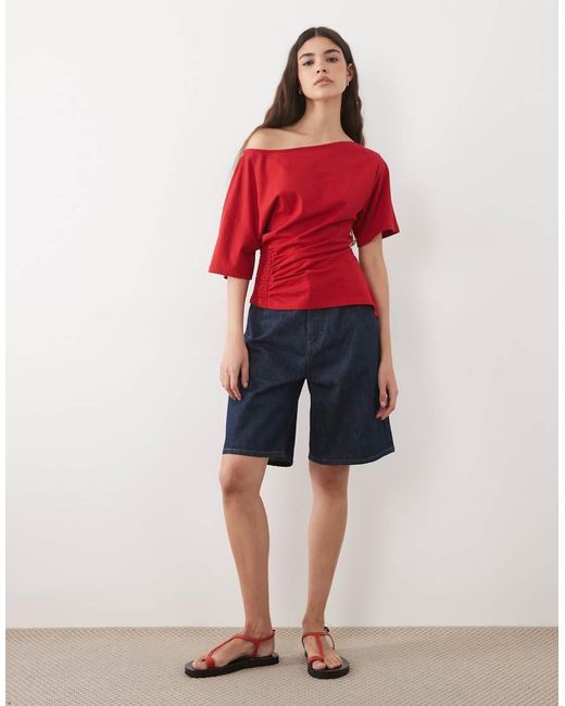 ASOS Asymmetrisch T-Shirt Met Gesmokte Taille En Blote Schouders in het Red