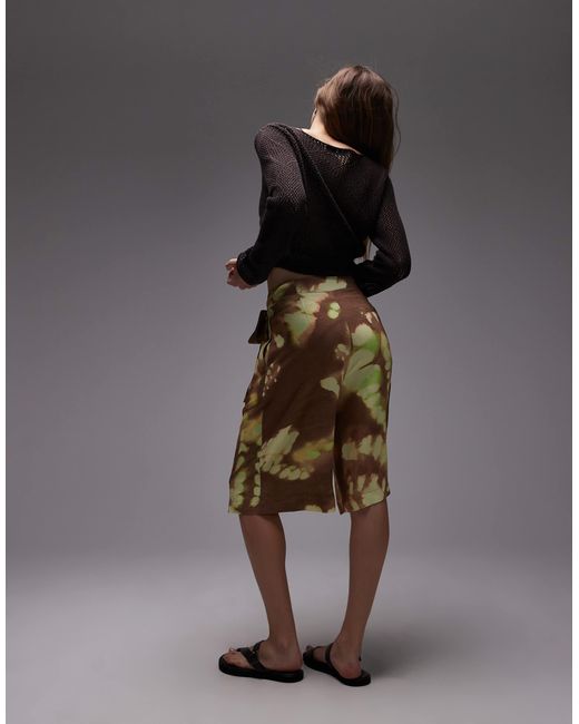 ASOS Brown – bermudashorts aus leinenmix mit gewickelter vorderseite und batikmuster