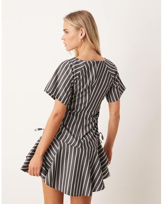 Vestido Corto Gris A Rayas De Manga Corta Con Raya Diplomática Y Detalle Fruncido Con Lazada En La Cintura De Asos Design Petite ASOS de color Gray
