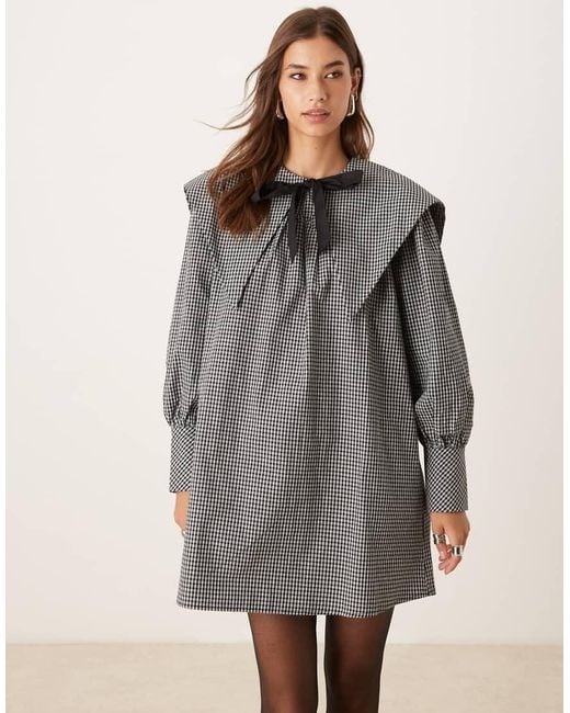 Vestido Corto Negro Y Blanco A Cuadros Amplio Con Lazada Y Solapas Extragrandes De Glamorous de color Gray