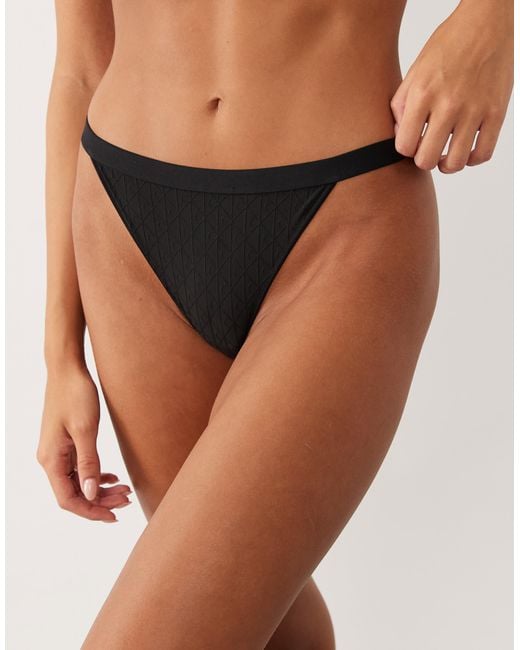 String à emblème estampé Calvin Klein en coloris Brown