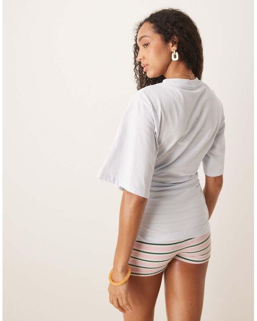 Camiseta Con Bajo Asimétrico Y Cintura Entallada De ASOS de color White