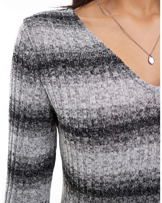 Pieces Gray – langärmliges maxi-strickkleid mit v-ausschnitt und grau-buntem streifenmuster
