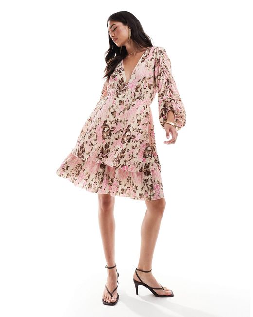 Y.A.S Pink – gerafftes plissee-minikleid mit rosa blumenmuster, voluminösen ärmeln und tiefem v-ausschnitt am rücken