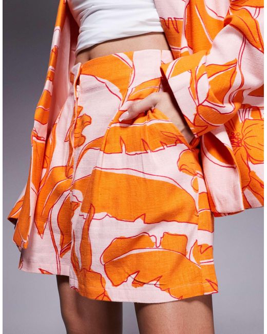 Short ajusté d'ensemble en lin mélangé avec pinces et taille haute à imprimé palmiers ASOS en coloris Orange