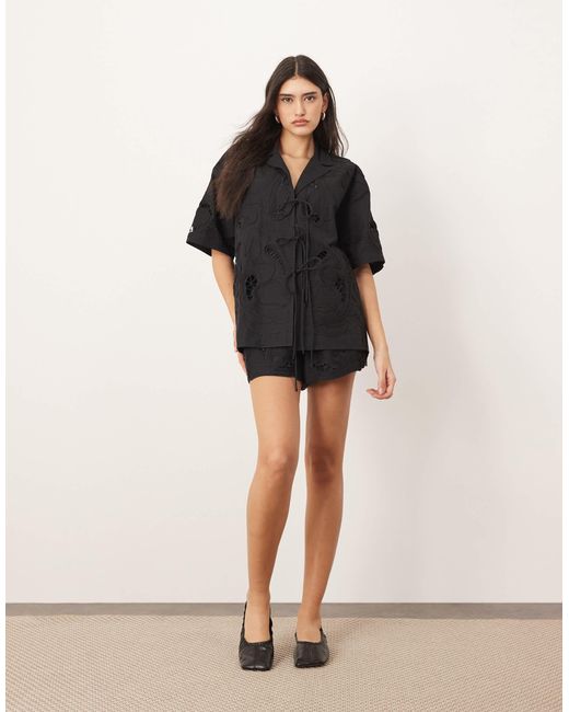 Chemise d'ensemble nouée sur l'avant en coton avec manches courtes et broderies ajourées ARRANGE en coloris Black