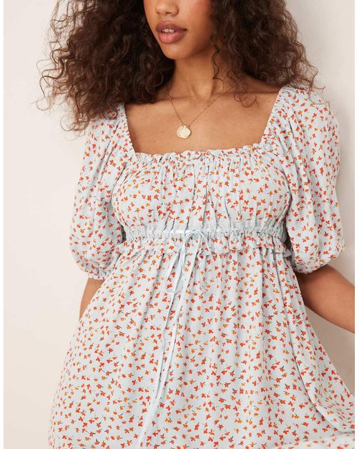 Vestito Grembiule Corto Blu A Fiorellini Con Maniche A Sbuffo E Scollo Squadrato di ASOS in White
