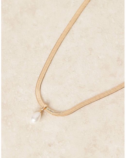 Collana Corta A Maglie Piatte Dorata Con Perla Sintetica di ASOS in Brown