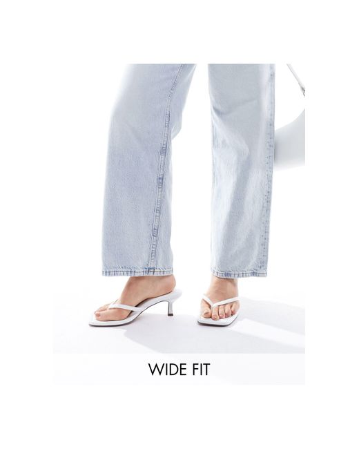 Heatwave - sandali con tacchetto a spillo bianchi con design infradito a pianta larga di ASOS in White
