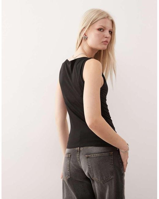 Top Sin Mangas Con Cuello Barco De Tejido Muy Suave Annie De Weekday de color Black