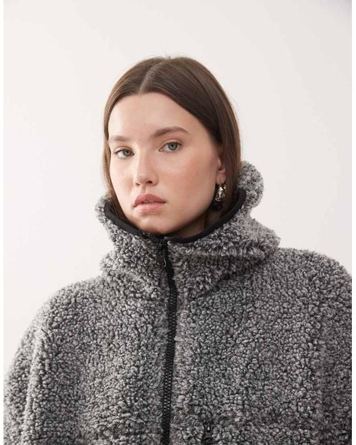 Polar Extragrande Con Capucha Y Cremallera De Borreguito De Weekday de color Gray