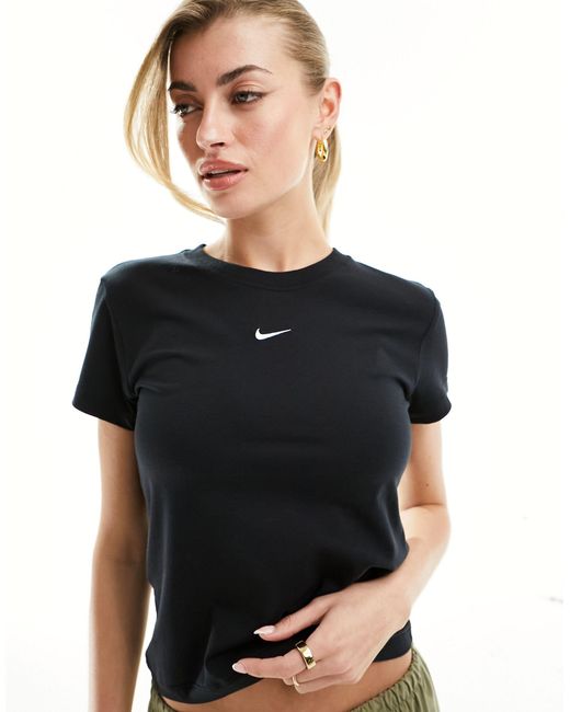 T-shirt corta attillata nera di Nike in Black