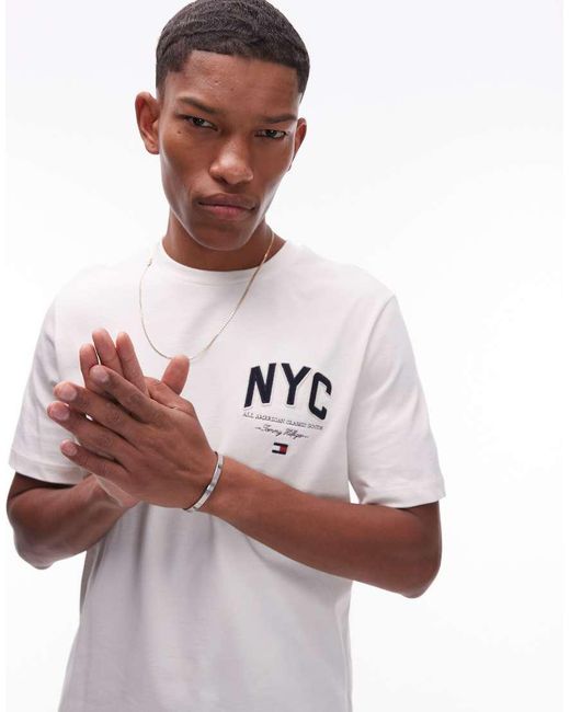 Camiseta Blanco Hueso Con Texto "Nyc" De Tommy Hilfiger de hombre de color White