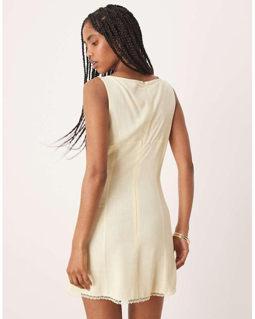 Vestido Corto Amarillo Con Pecho Fruncido Y Ribete De Encaje De ASOS de color Natural