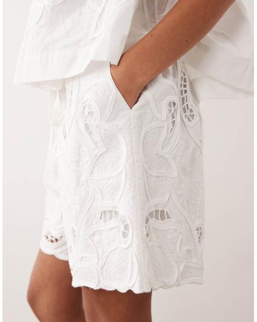 ARRANGE Natural Floral Embroidered Shorts