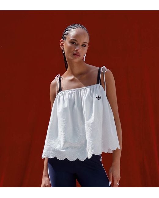 Top De Tirantes Con Bordado Inglés De Originals X Asos Adidas de color Red