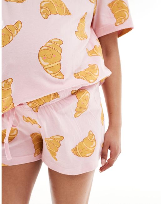 Maternity - pyjama avec t-shirt oversize et short à imprimé croissants ASOS en coloris Pink