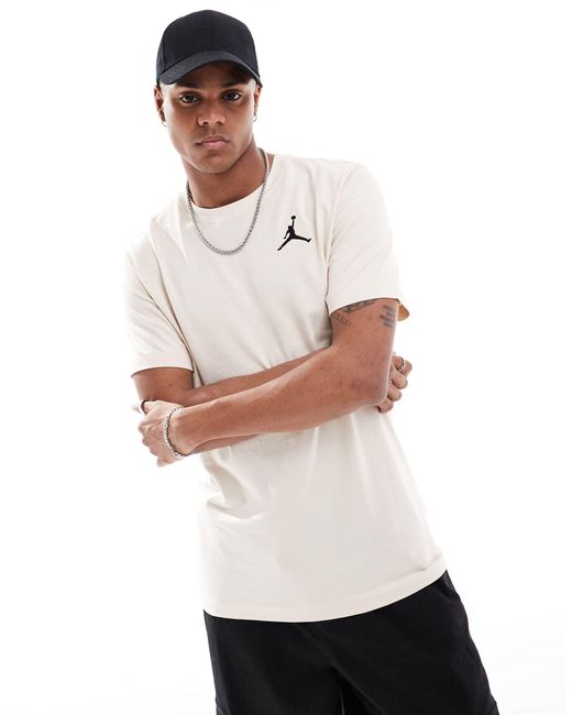 Camiseta color con logo pequeño jumpman Nike de hombre de color White