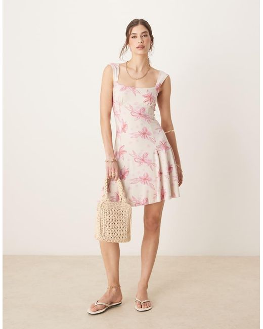 Vestito Corto A Fiori Rosa Con Scollo Squadrato E Godet di ASOS in Pink
