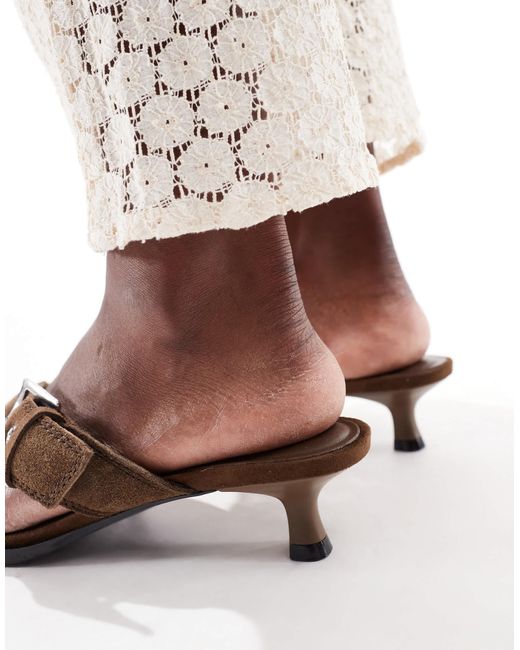 Sandales en cuir à talon avec entre-doigt et détail boucle Stradivarius en coloris White