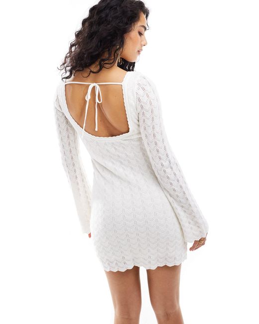 Robe courte en maille au crochet à manches longues avec soutien-gorge intégré Hollister en coloris White