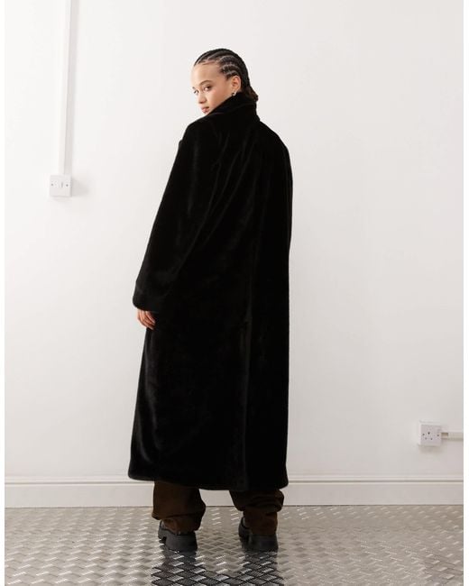 Weekday Black – kyou – oversize-mantel aus kunstpelz