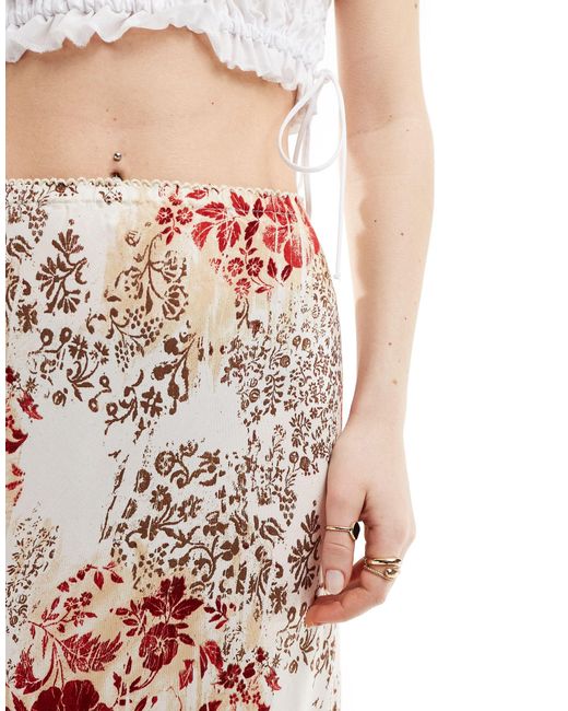 Jupe longue coupée en biais à imprimé patchwork avec bords à picots Miss Selfridge en coloris White