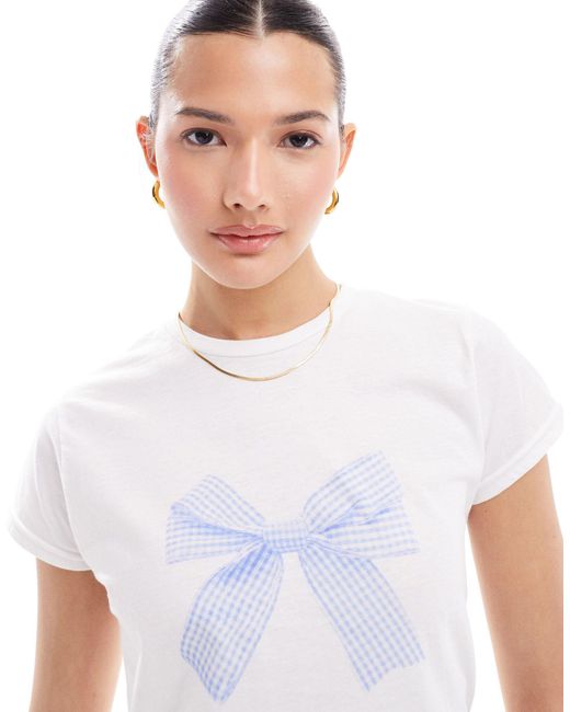 T-shirt bianca con fiocco blu a quadretti di Miss Selfridge in White