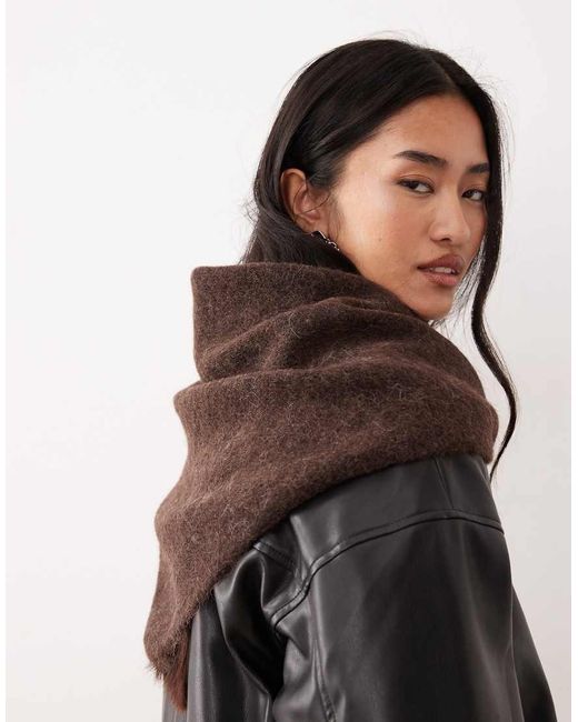 Sciarpa Triangolare di ASOS in Black