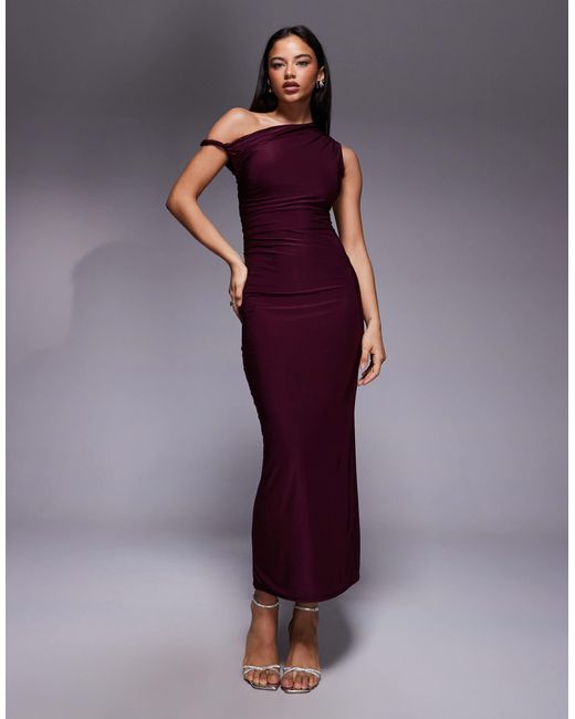 Exclusivité - - robe longue double épaisseur coupe près du corps à épaules dénudées et détail torsadé - cerise foncé Kaiia en coloris Purple