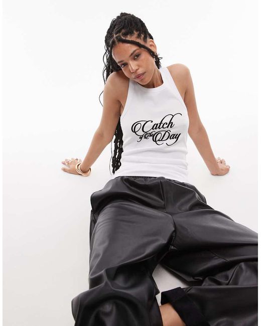 Top Senza Maniche Con Scollo A Vogatore A Coste Con Scritta di ASOS in White