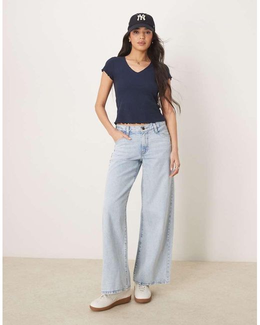 Camiseta Con Cuello De Pico Y Ribete Remallado De Tejido Gofrado De ASOS de color Blue