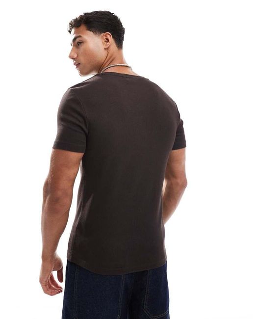 T-Shirt Basic Attillata A Coste di ASOS in Black da Uomo