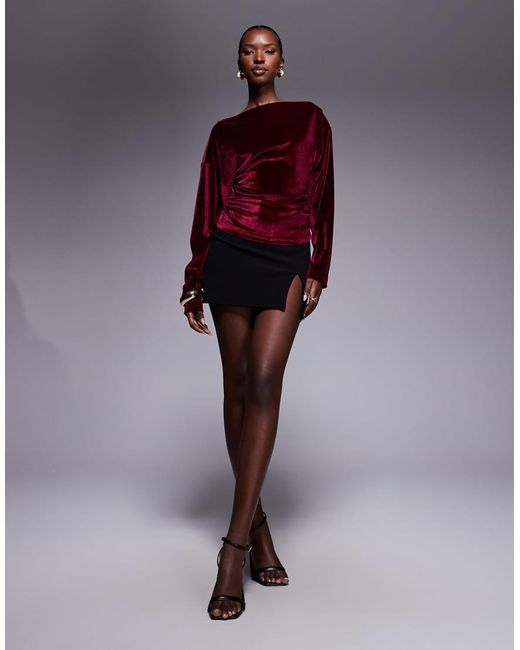 ASOS Getailleerde Asymmetrische Top Van Fluweel Met Blote Schouders in het Red