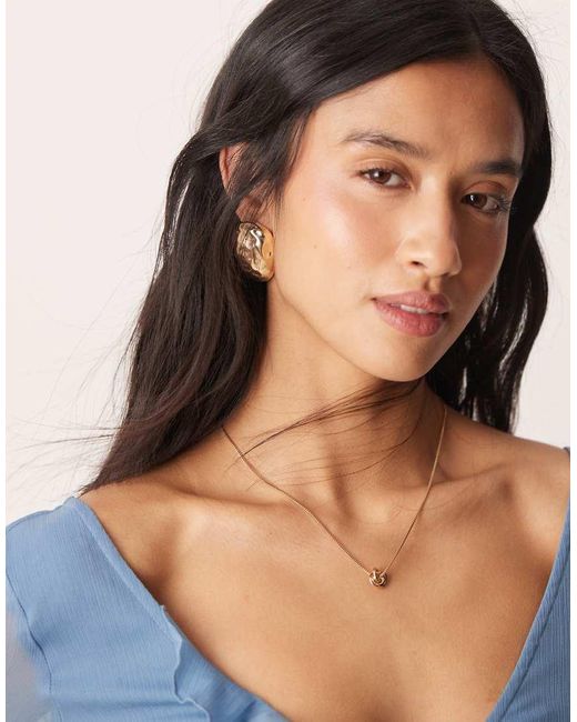 Orecchini A Bottone Ovali Dorati Con Design Effetto Fuso di ASOS in Metallic