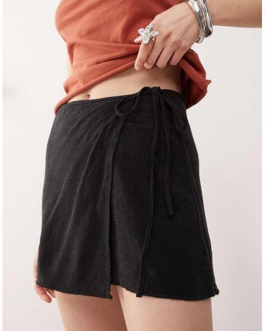 Minifalda Negra Cruzada De Mezcla De Lino Circee Exclusiva En Asos De Weekday de color Black