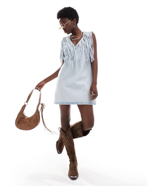 Vestido Vaquero Corto Con Lavado Y Flecos De ASOS de color White