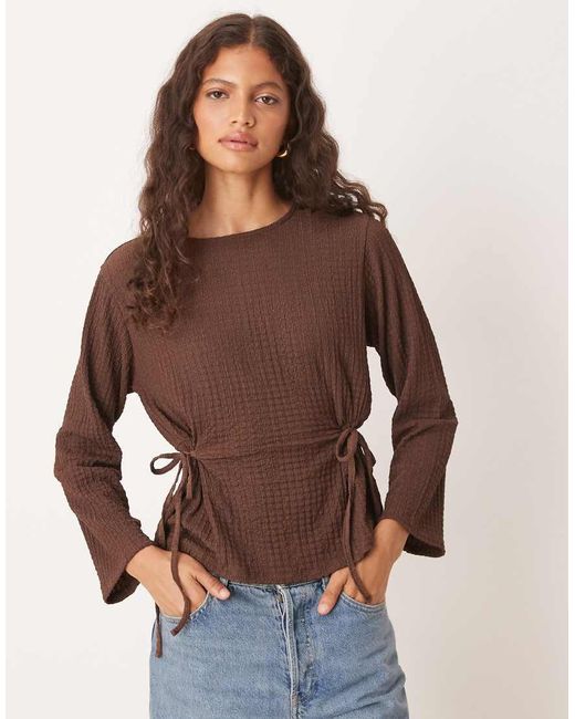 Camiseta De Manga Larga Con Detalle De Lazadas De Tejido Texturizado De ASOS de color Brown