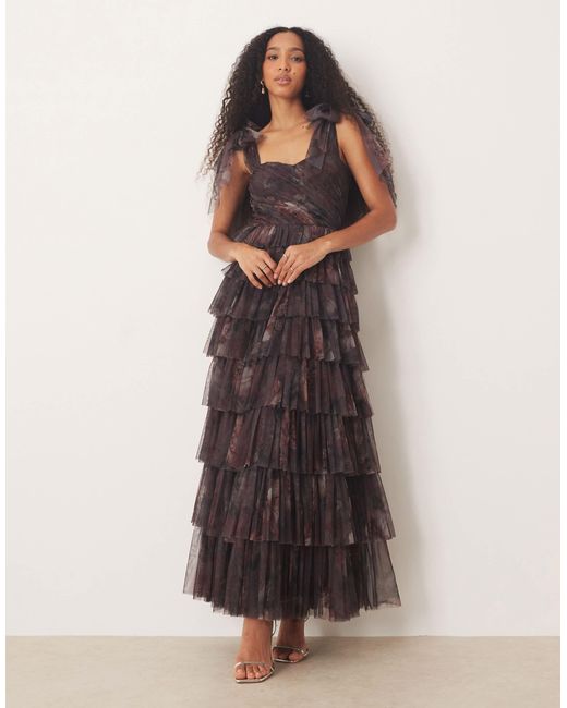 Robe longue en tulle à fleurs étagée avec bretelles nouées - prune LACE & BEADS en coloris Purple