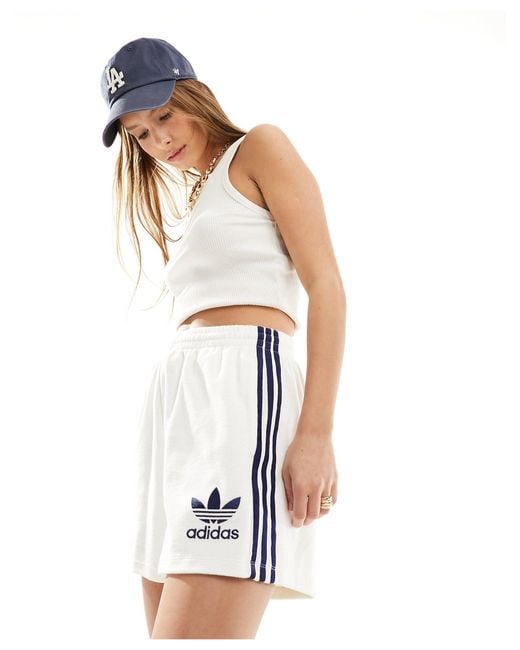 Short en tissu éponge - et bleu marine Adidas Originals en coloris White