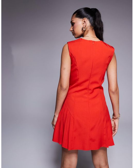Exclusivité - - robe courte sans manches ajustée avec plis aux hanches et boutons à l'avant Kaiia en coloris Red