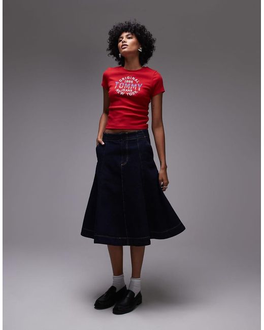 T-Shirt Rossa Con Logo Centrale A Tema Usa di Tommy Hilfiger in Red