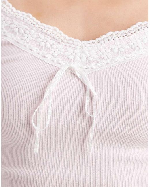 Top A Canottiera Traforato Stile Y2K Rosa Con Spalline Sottili E Finiture di Hollister in White