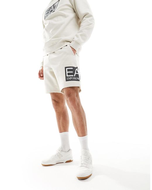 Emporio armani - short molletonné d'ensemble avec grand logo sur le côté - beige EA7 pour homme en coloris White