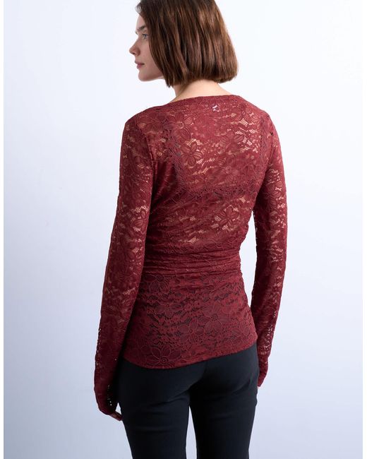 Top en dentelle à encolure bateau avec fronces sur les côtés - foncé TOPSHOP en coloris Red