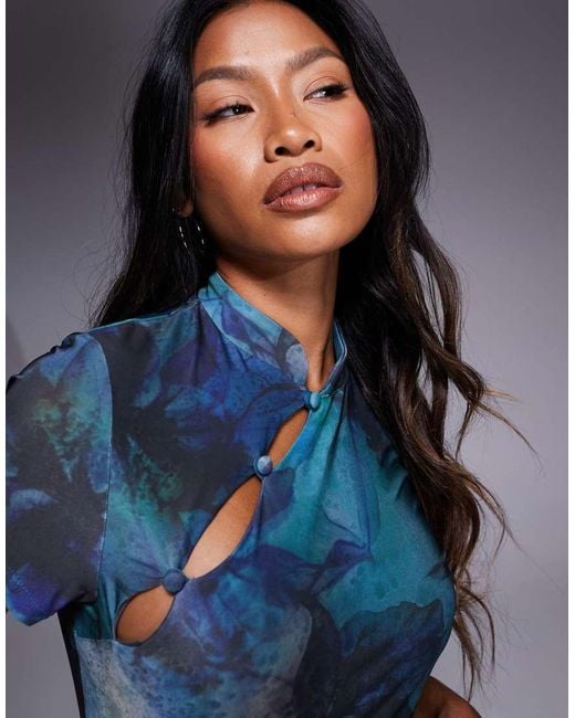 Top A Maniche Corte Aderente Con Stampa A Fiori Blu E Dettaglio Con Bottoni E Asole di ASOS in Blue
