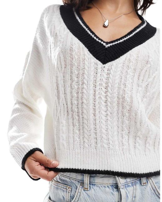 Miss Selfridge Ruimvallende Varsity Trui Met V-Hals in het White