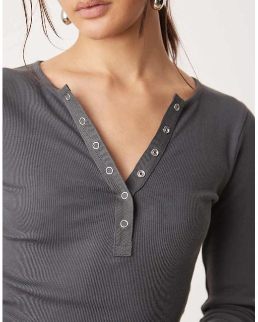 Miss Selfridge Henley Top Met Lange Mouwen En Drukknopen in het Gray