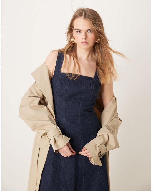 Robe en jean mi-longue coupe ajustée puis évasée avec encolure carrée et empiècements - indigo délavé Abercrombie & Fitch en coloris Blue