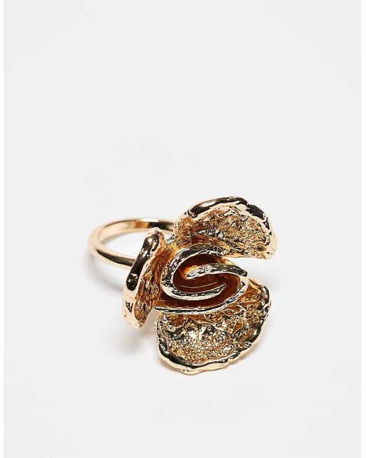 Anello Zigrinato Con Fiore Dorato di ASOS in White